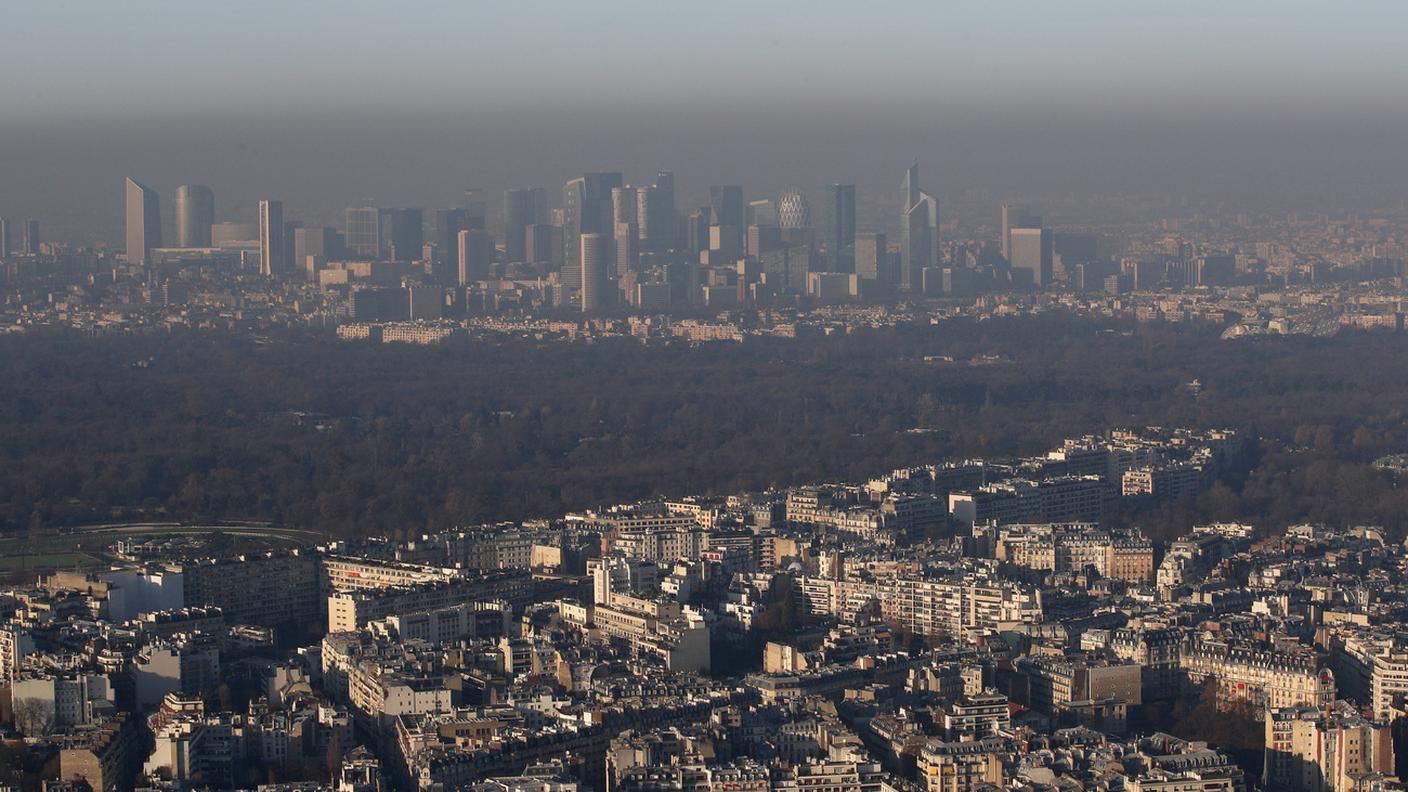 Alcuni quartieri di Parigi sotto una cappa di smog, in un'immagine di 5 anni fa