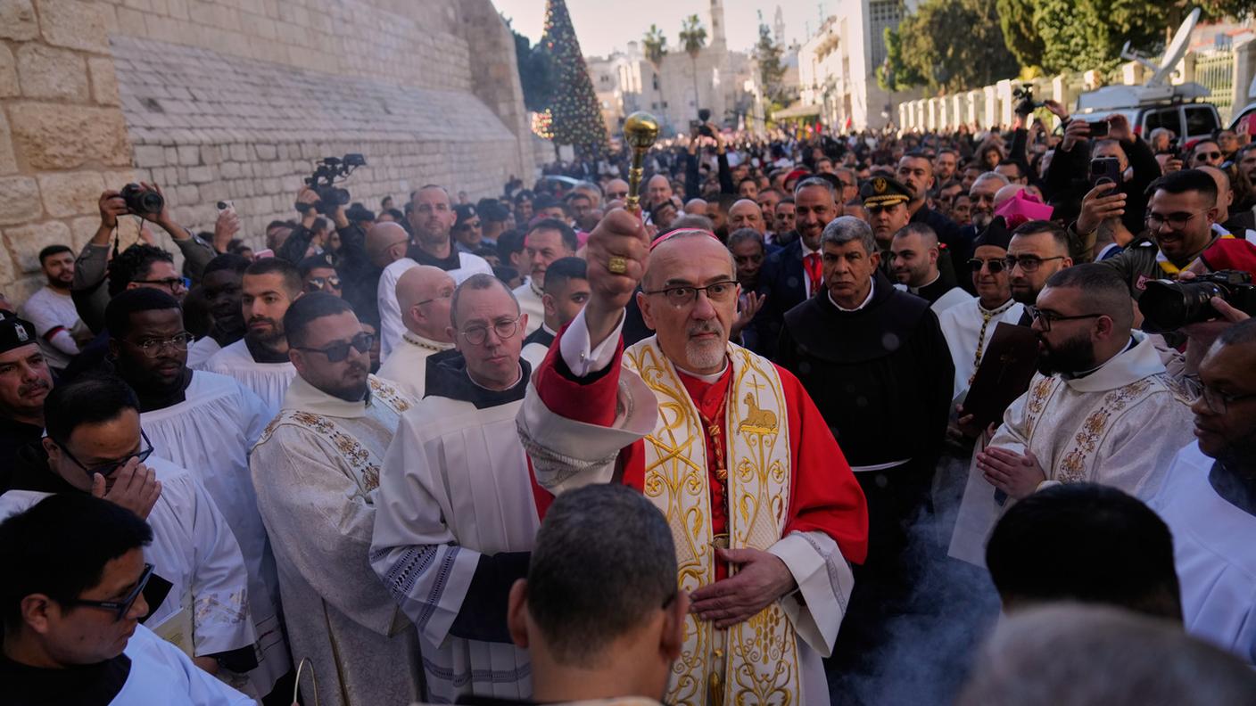 Il cardinale Pizzaballa al suo arrivo la vigilia di Natale alla Chiesa della Natività, tradizionalmente ritenuta il luogo di nascita di Gesù