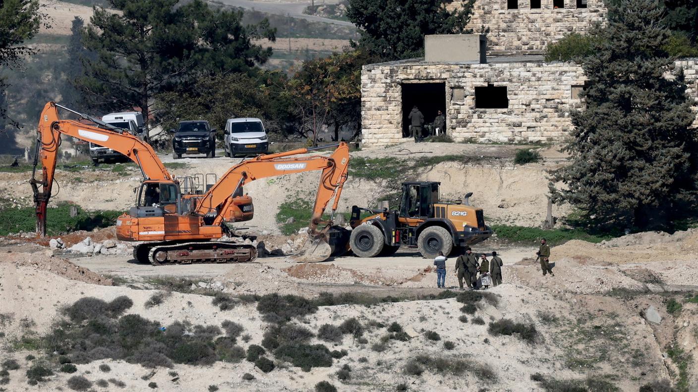 Delle ruspe israeliane livellano il terreno dell'insediamento israeliano evacuato di Sanur, vicino alla città di Jenin, in Cisgiordania