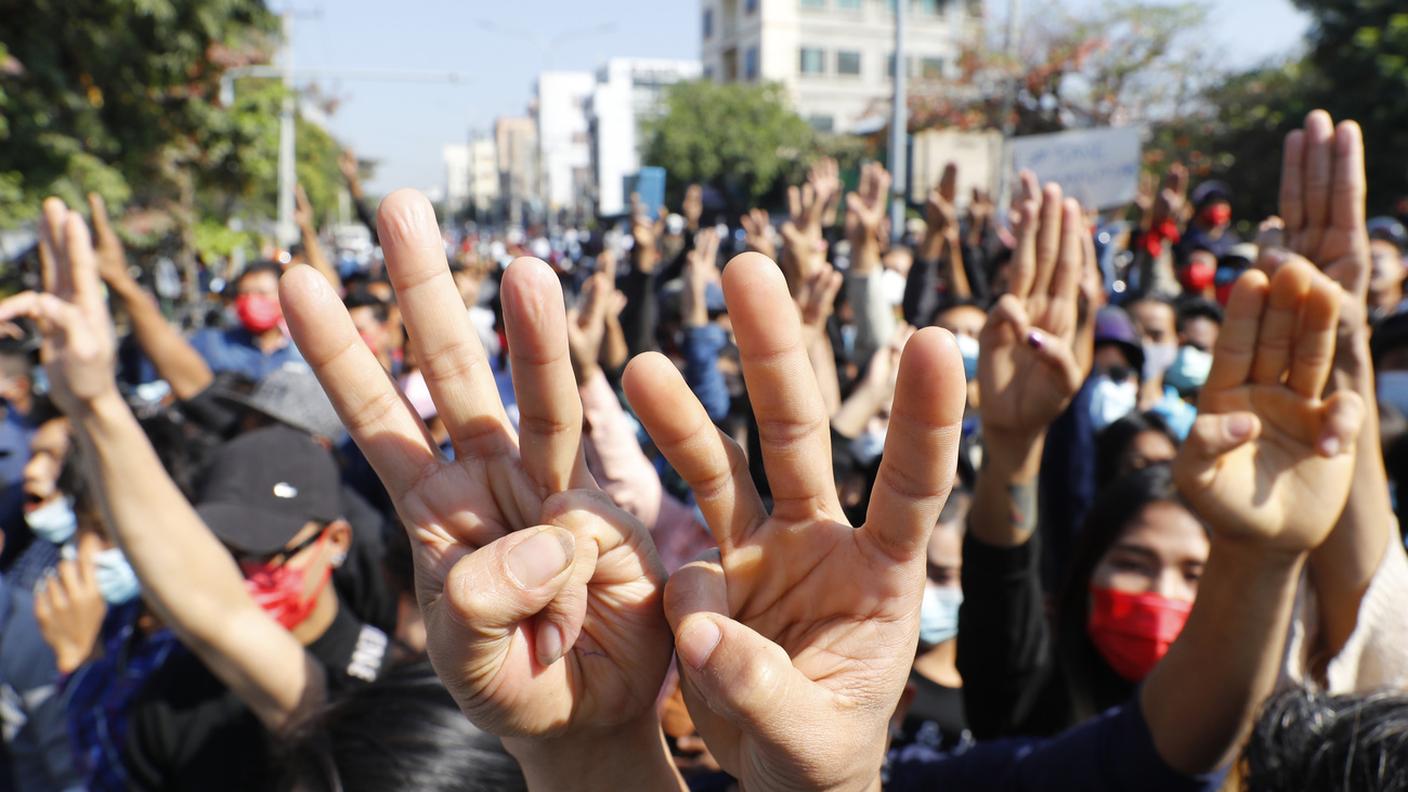 Tre dita: il segno della resistenza alla dittatura militare