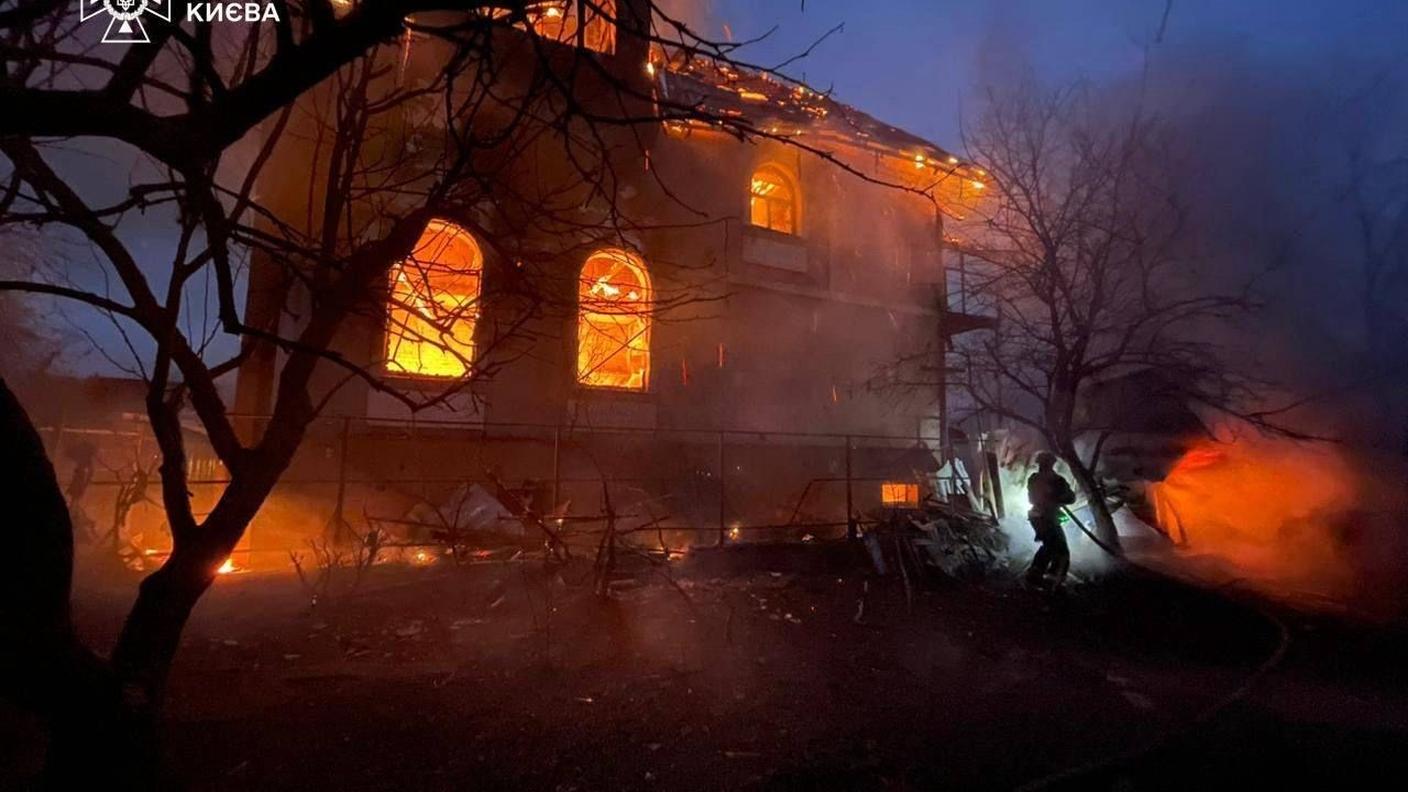 Un palazzo in parte collassato dopo esser stato colpito da un drone russo a Kiev sabato notte