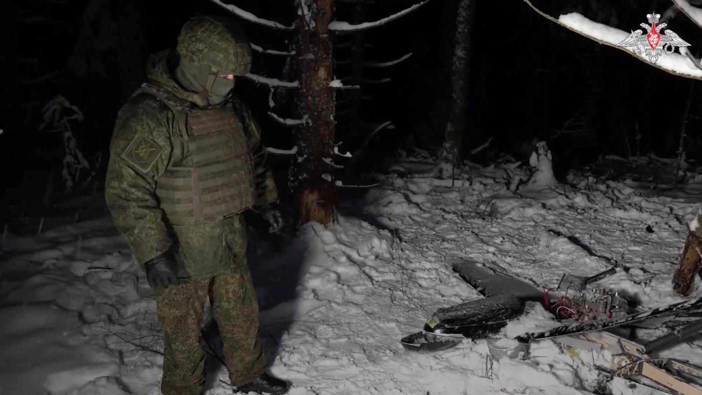 Il soldato russo indica “drone ucraino Chaklun-V”