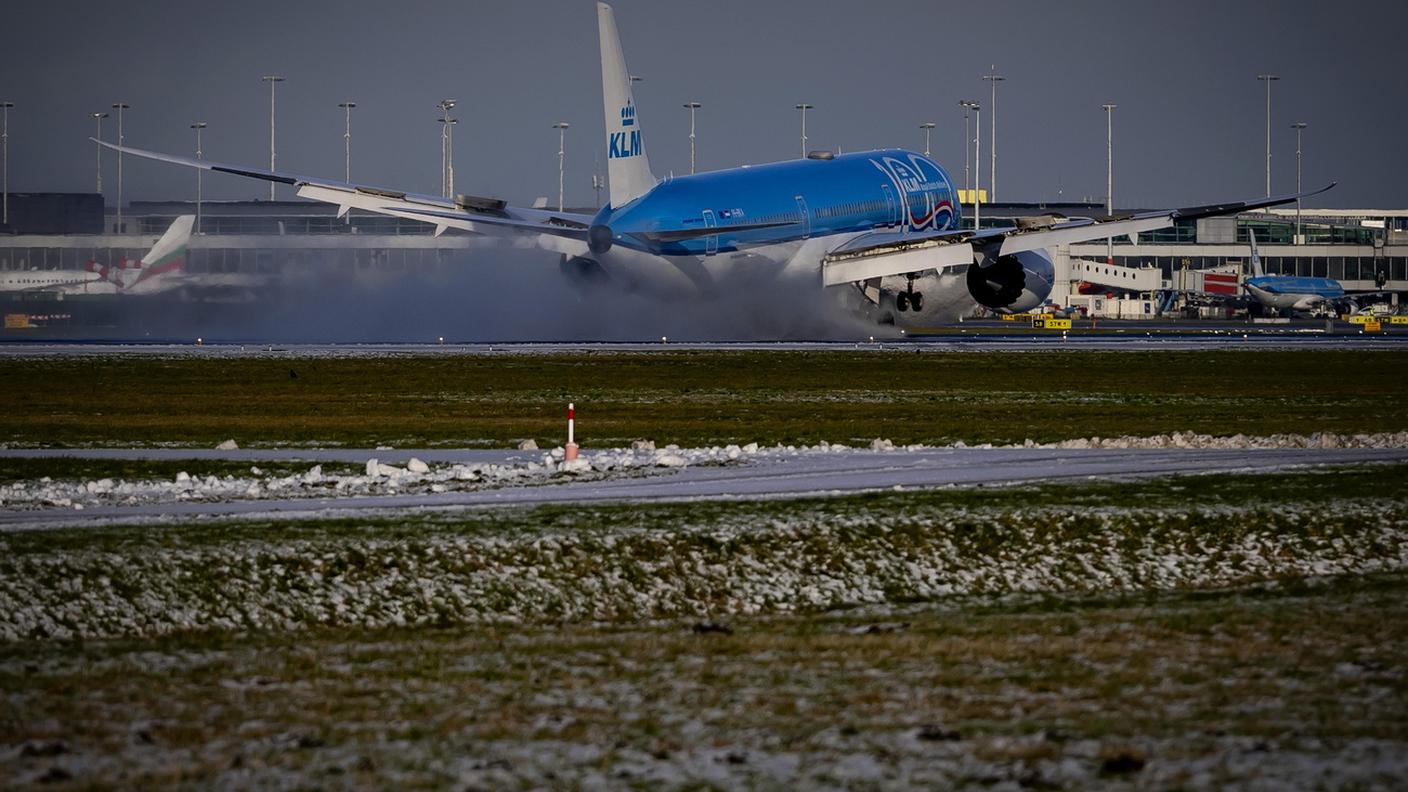 L'atterraggio di un aereo della KLM domenica, quando già si erano verificati ritardi e cancellazioni