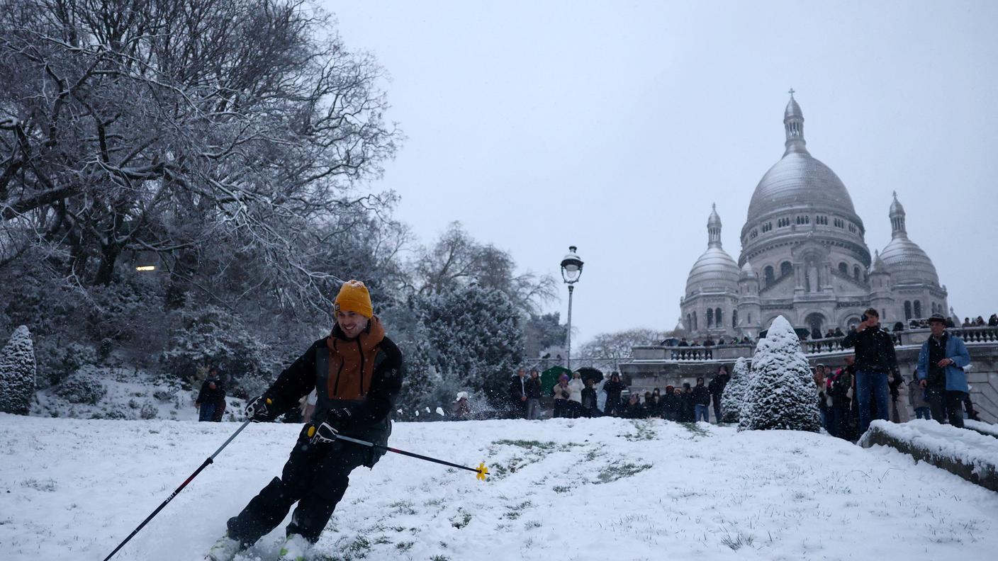 A Parigi si scia sia a Montmartre...