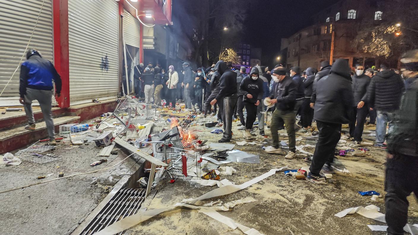 Disordini e manifestanti qui ripresi nella città di Kermanshah, nell'ovest del Paese