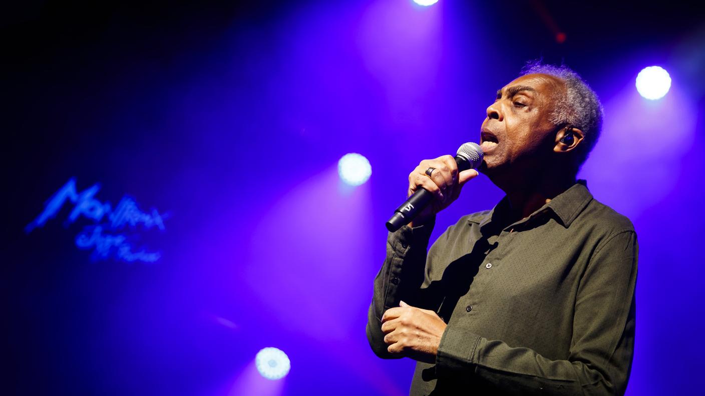 Il cantane e chitarrista Gilberto Gil durante un'esibizione al Montreaux Jazz Festival nel 2018