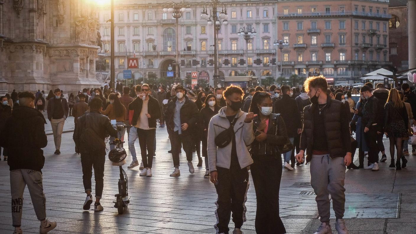 Molte persone per le strade di Milano prima delle nuove restrizioni