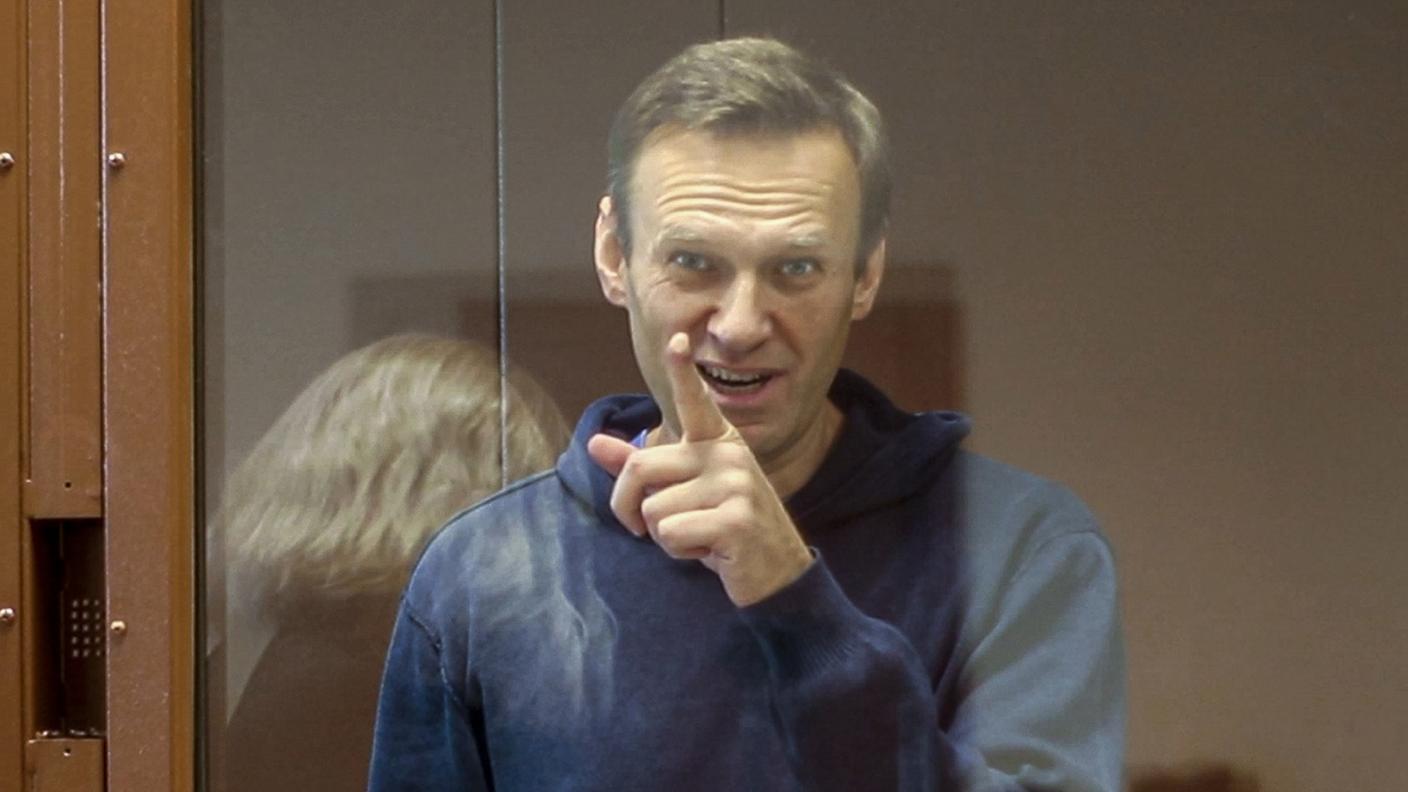 Alexei Navalny, qui in una foto dopo l'arresto, è un oppositore politico di Vladimir Putin