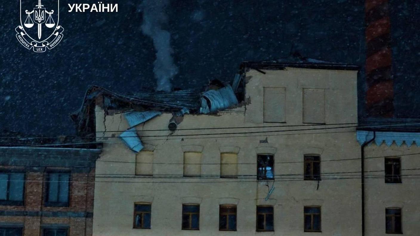 La fabbrica di cioccolato di Kiev devastata da un missile russo che ha ucciso un'impiegata