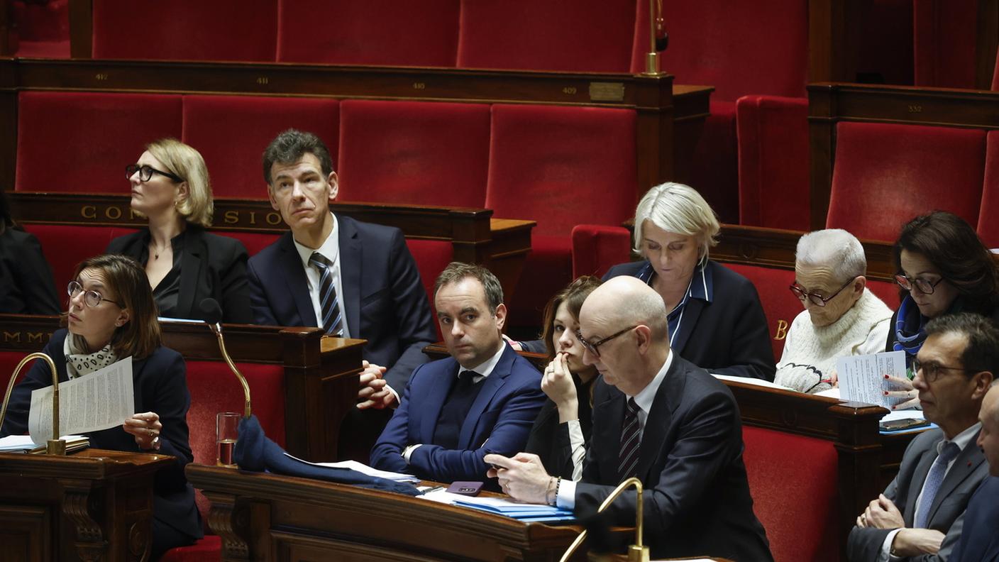 Lecornu ascolta i discorsi durante una sessione di voto di sfiducia all'Assemblea nazionale francese a Parigi, Francia, il 2 febbraio 2026