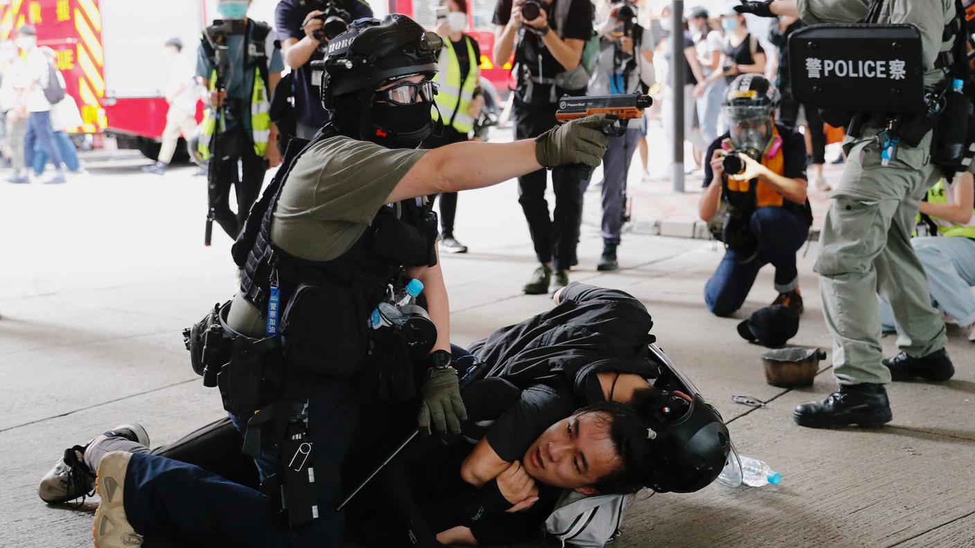 L'arresto di un oppositore pro-democrazia a Hong Kong