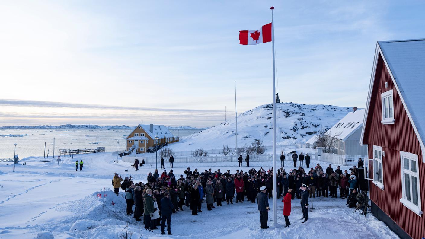 La bandiera canadese sventola davanti al consolato aperto a Nuuk, in Groenlandia