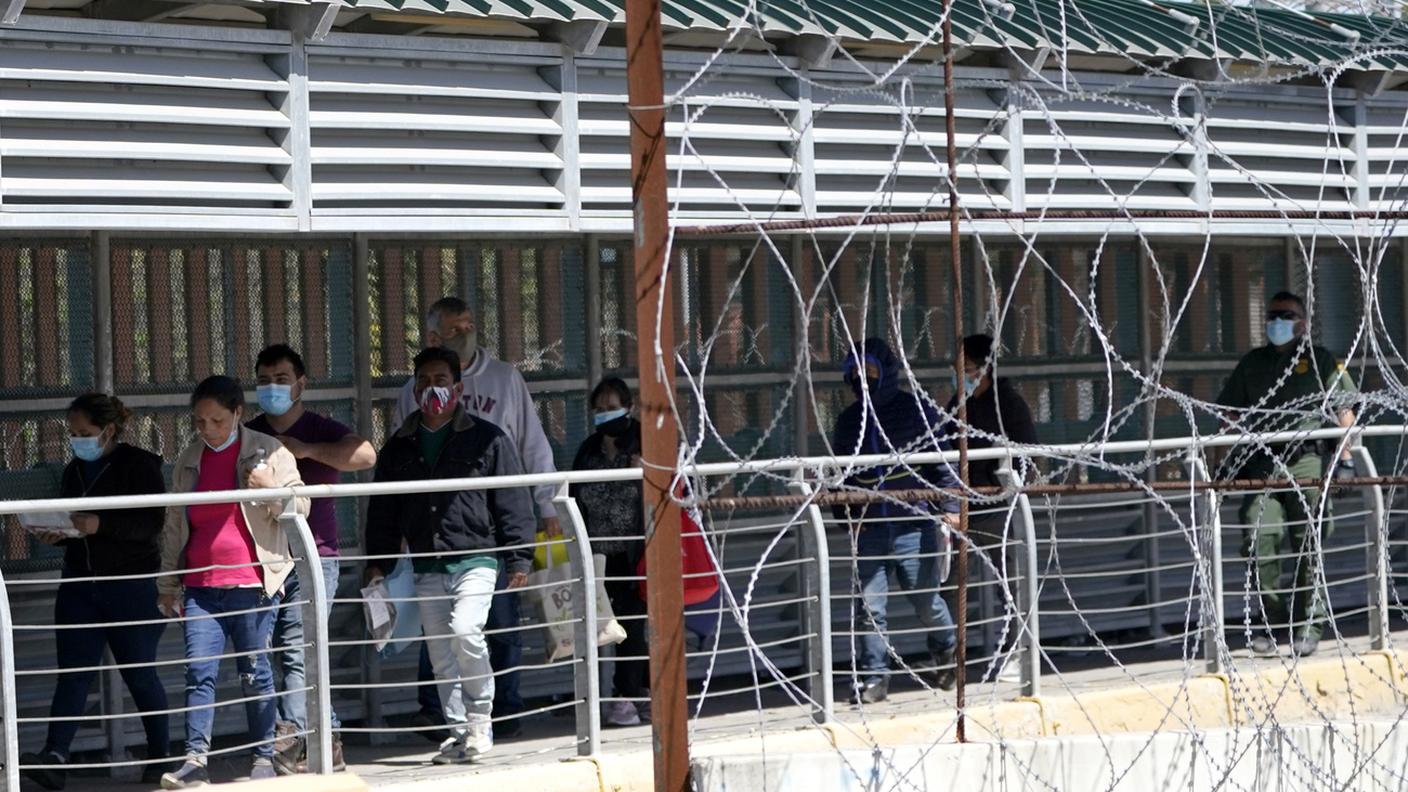 Nelle ultime settimane migliaia di migranti si sono riversati al confine tra Messico e USA