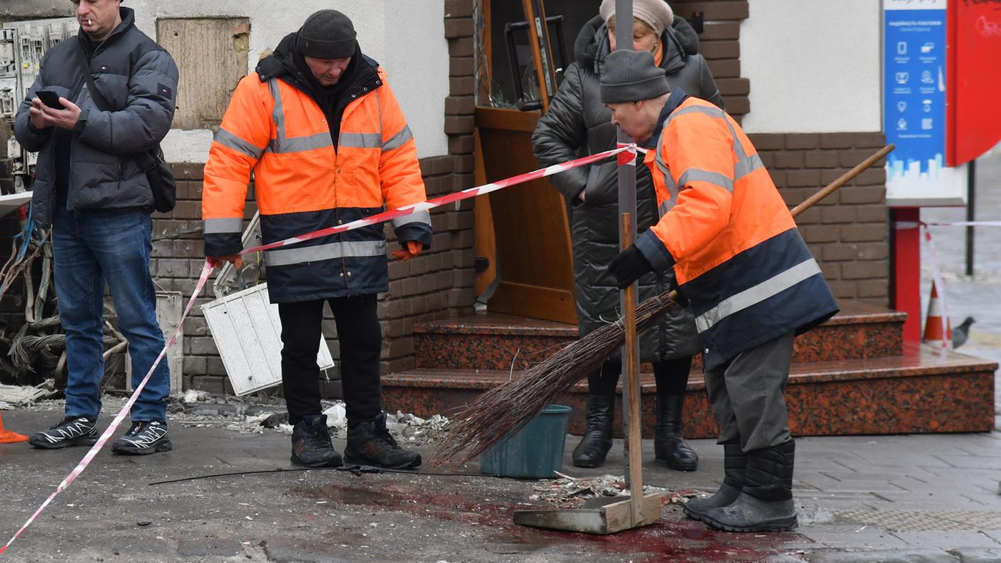 Operai comunali sul luogo delle due esplosioni a Leopoli