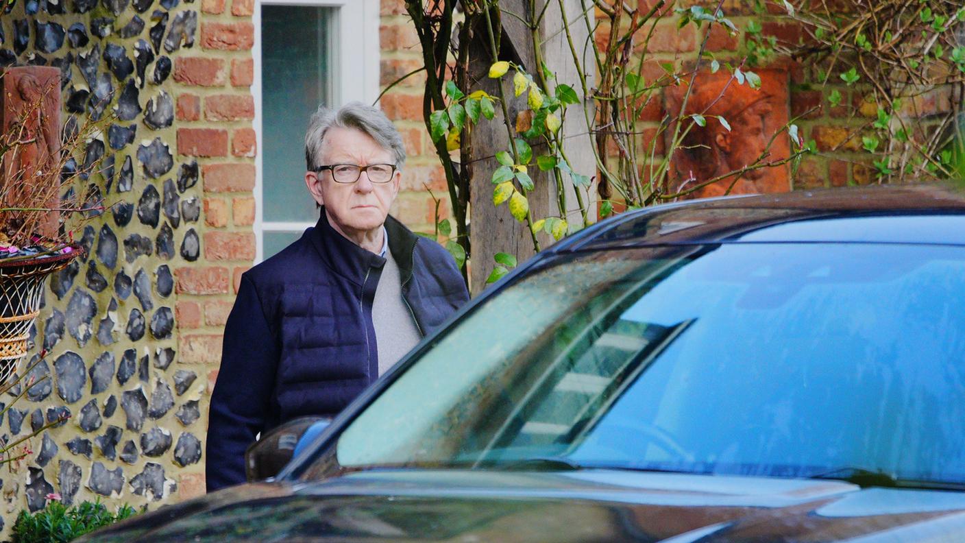 Peter Mandelson alcuni giorni fa all'esterno della sua abitazione