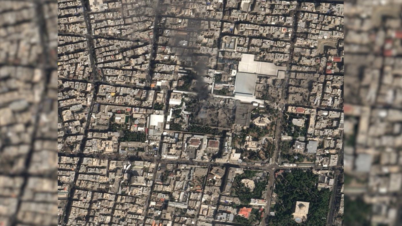 Un'immagine satellitare di Airbus mostra il fumo che si alza dal complesso del leader supremo iraniano Ayatollah Ali Khamenei