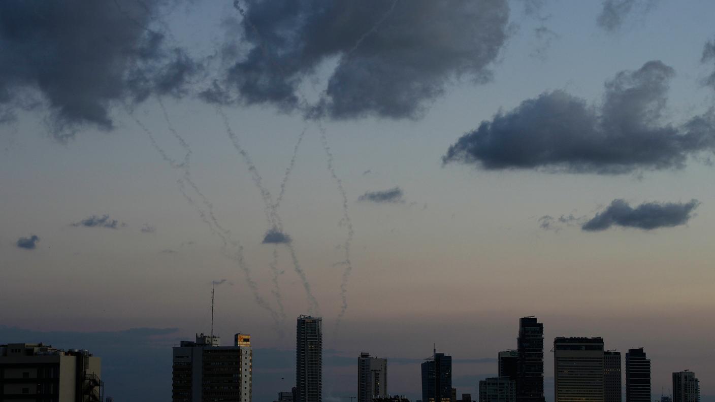 Il cielo di Tel Aviv nel sabato dell'attacco all'Iran