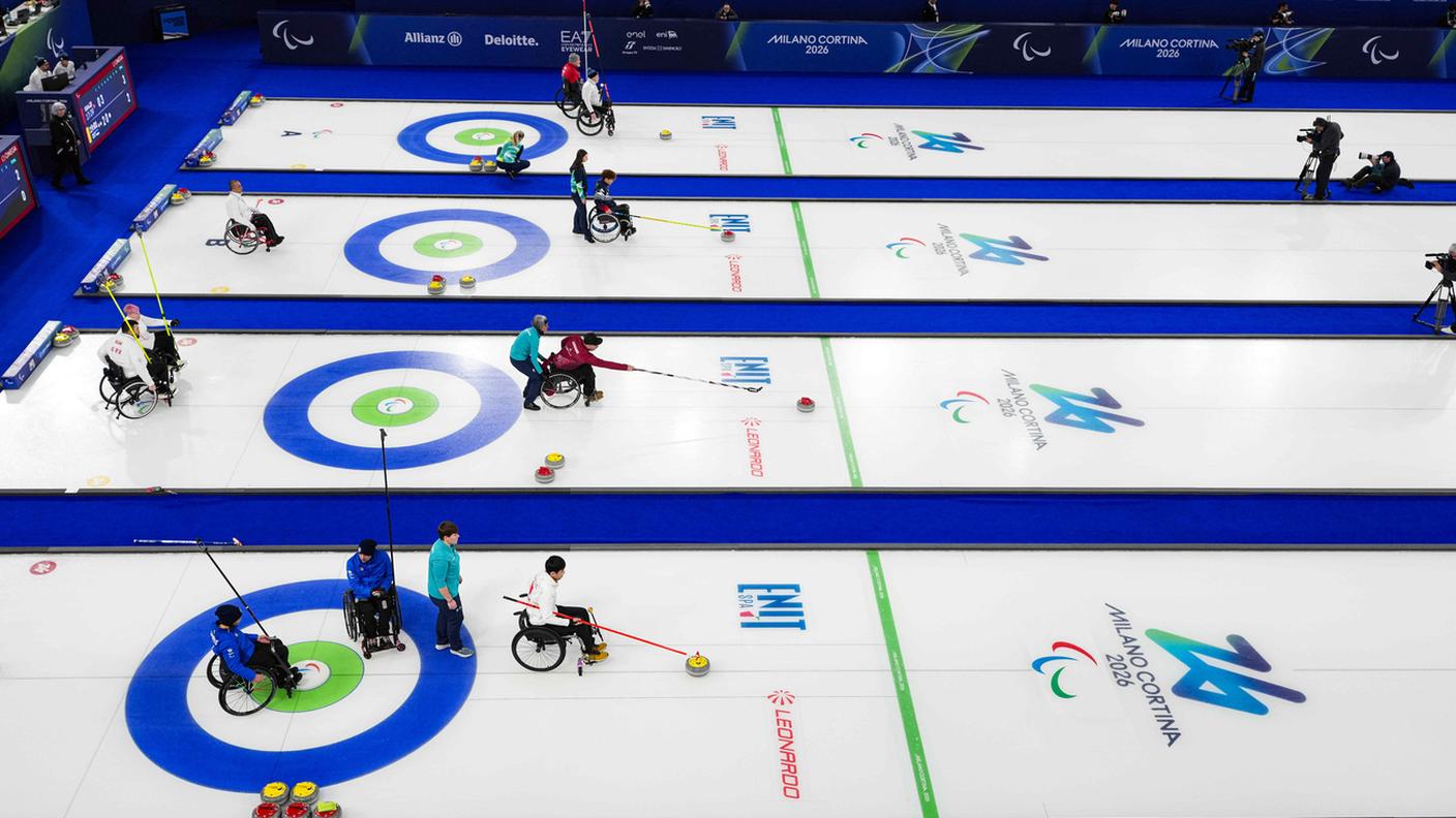 Atleti paralimpici impegnati nel curling