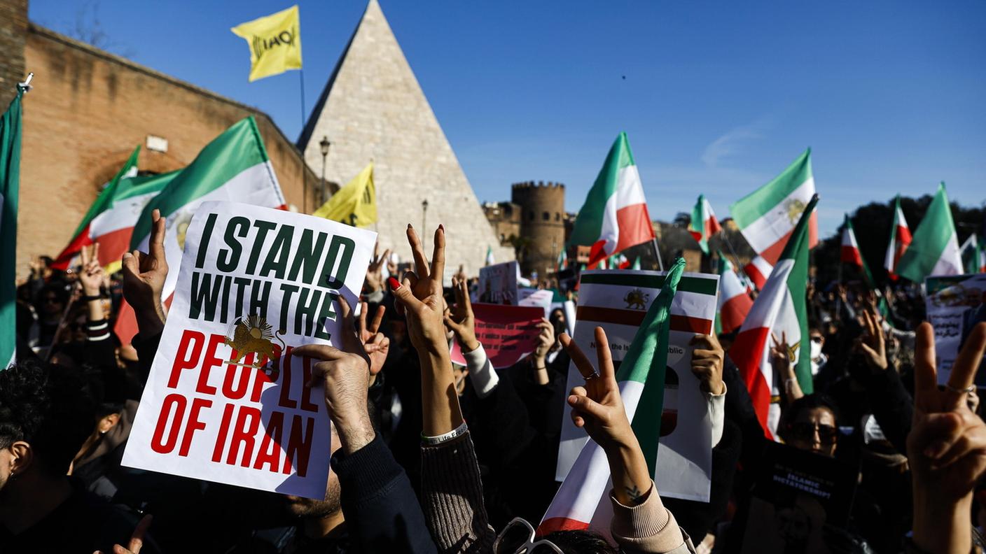 Manifestanti protestano a sostegno del popolo iraniano. Roma, 17 gennaio 2026.