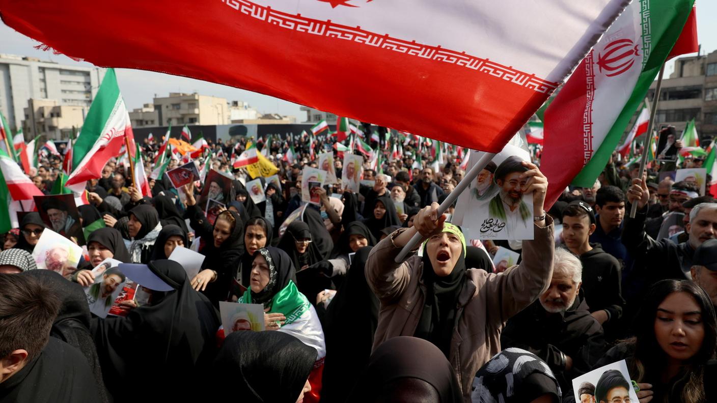 La folla acclama la nuova Guida suprema iraniana Mojtaba Khamenei. Teheran, 9 marzo 2026.