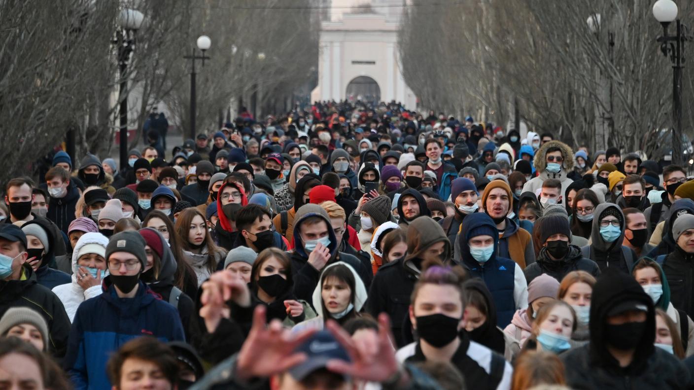 Un corteo a sostegno di Navalny nella città di Omsk