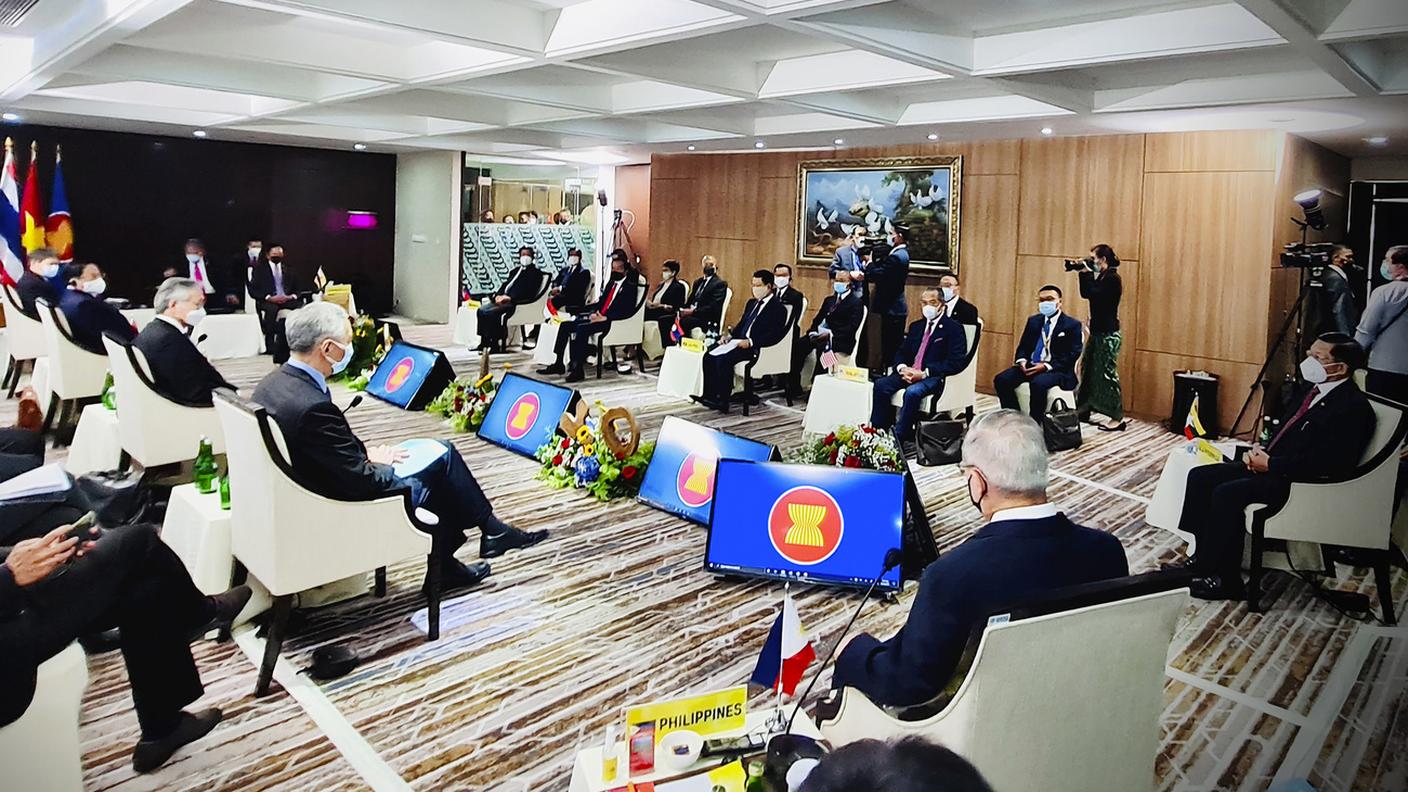 Un momento del vertice ASEAN, il primo a destra è il generale Min Aung Hlaing