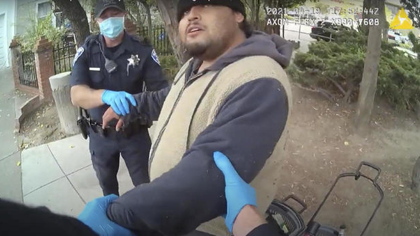 Un fermo immagine del video girato con la body cam di uno degli agenti