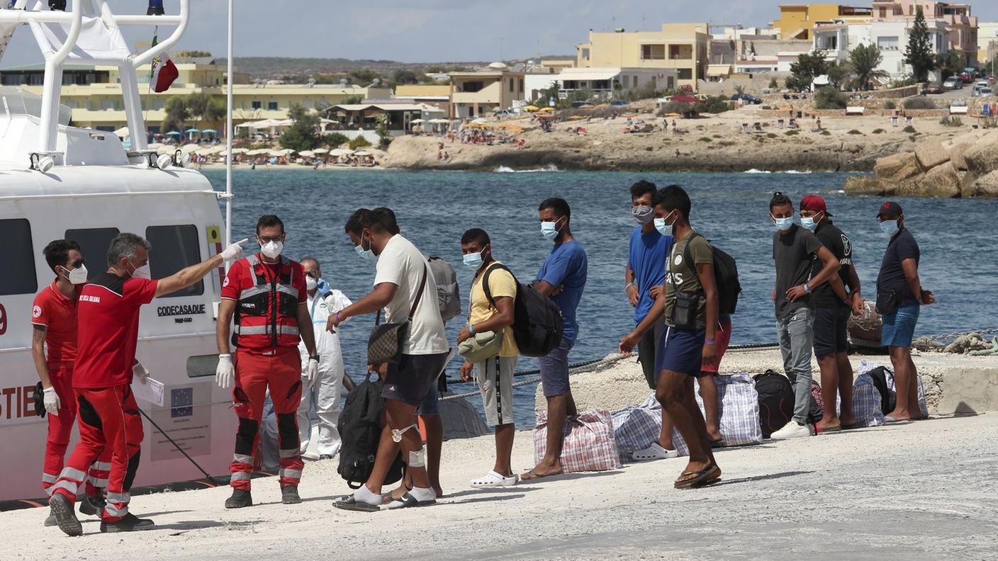 Ennesimo sbarco di migranti a Lampedusa, che ormai non regge più tale situazione