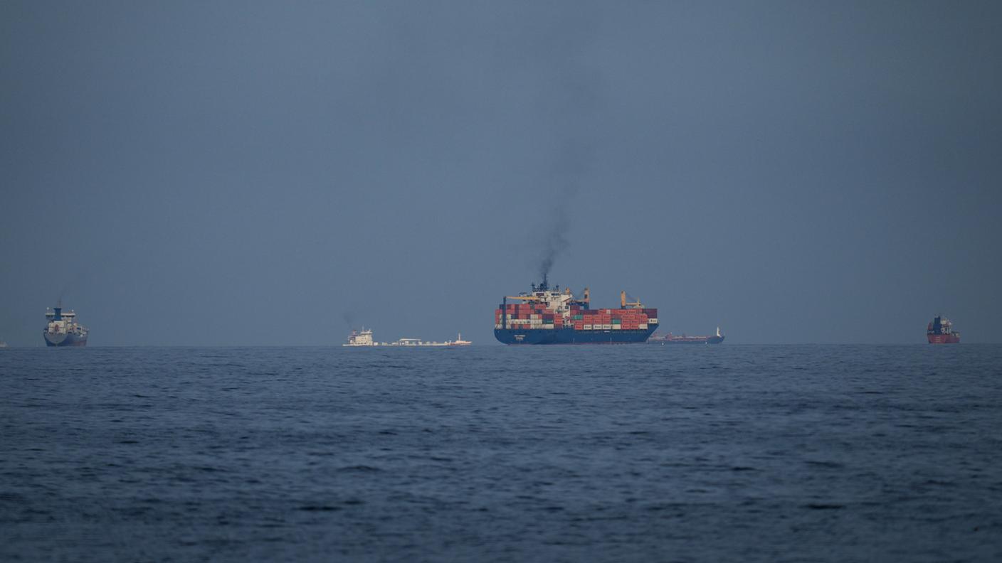 Una nave portacontainer nello Stretto di Hormuz