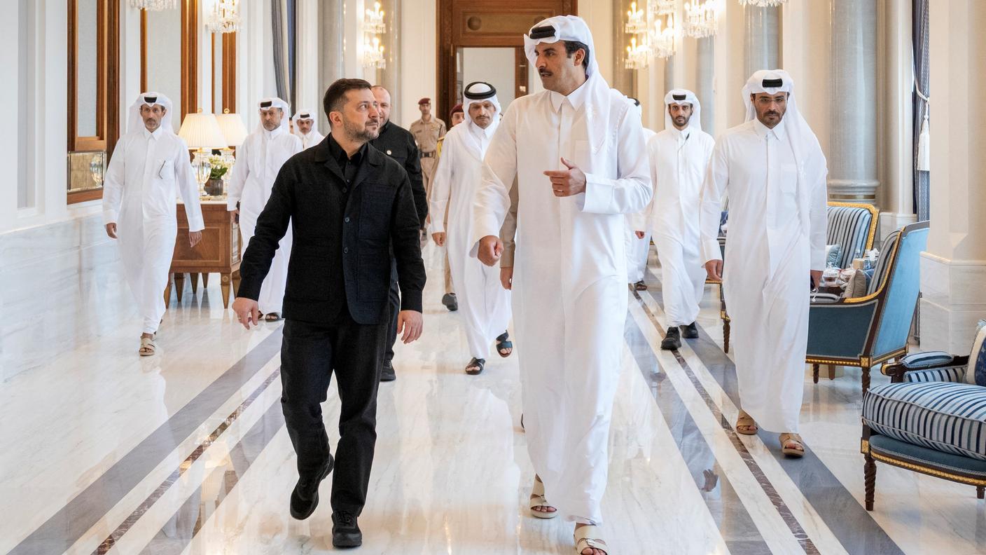 L'emiro del Qatar, Tamim bin Hamad Al Thani, ha incontrato sabato a Doha il presidente ucraino Volodymyr Zelensky
