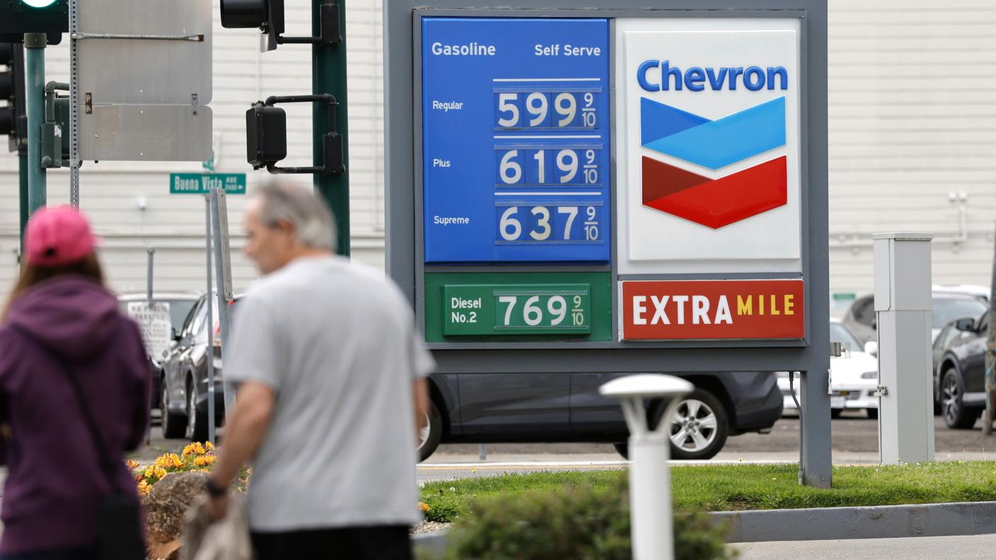 Lo Stato della California è in testa alla classifica nazionale con un prezzo medio della benzina pari a 5,89 dollari USA al gallone.