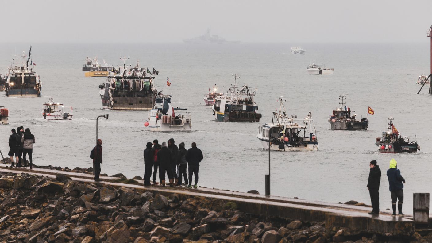 Pescherecci francesi e navi inglesi lasciano l'isola di Jersey