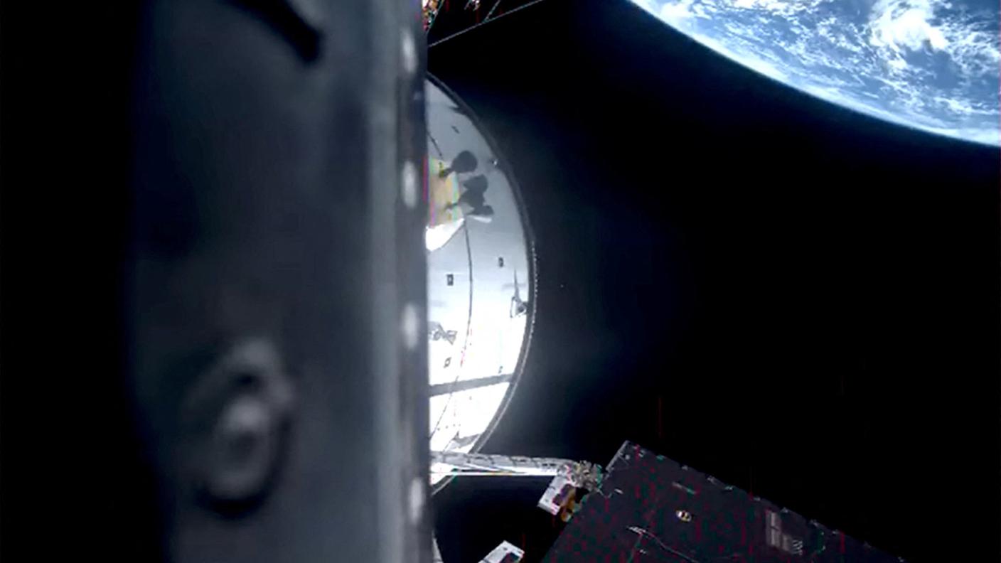 Artemis II lascia la terra
