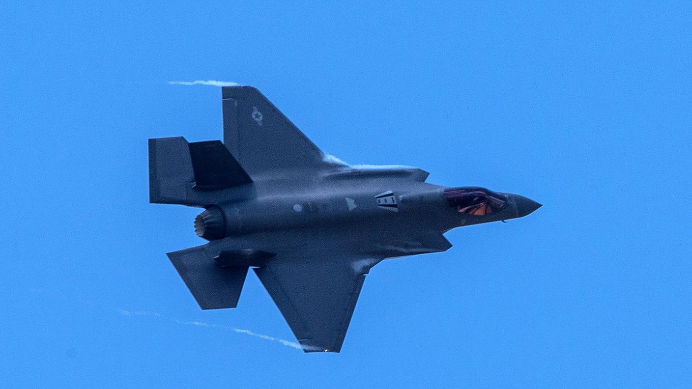Un caccia F-35 degli Stati Uniti in volo