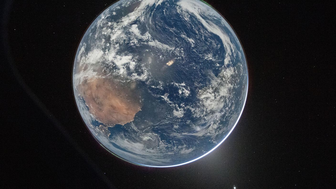 La Terra in una foto presa dal comandante della missione Artemis II, Reid Wiseman, dalla nave spaziale Orion