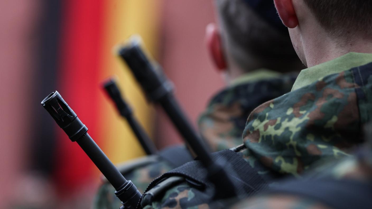 Serve il parare positivo dell'esercito a lunghi viaggi per gli uomini in età leva