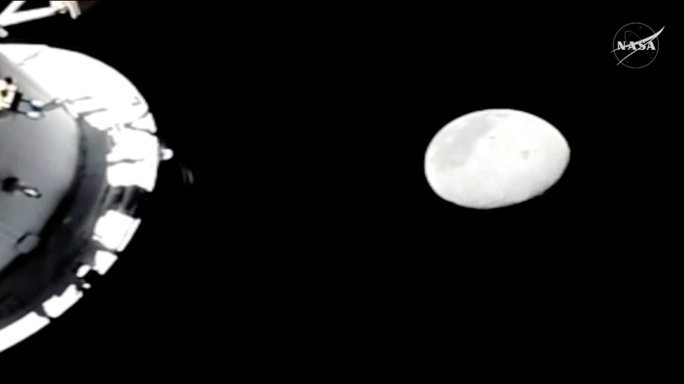 La Luna inquadrata da una telecamera esterna alla navicella spaziale Orion