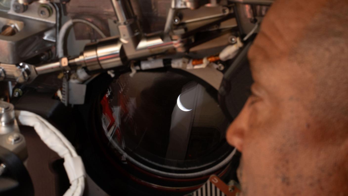Victor Glover osserva la Terra da uno dei finestrini della navicella spaziale Orion