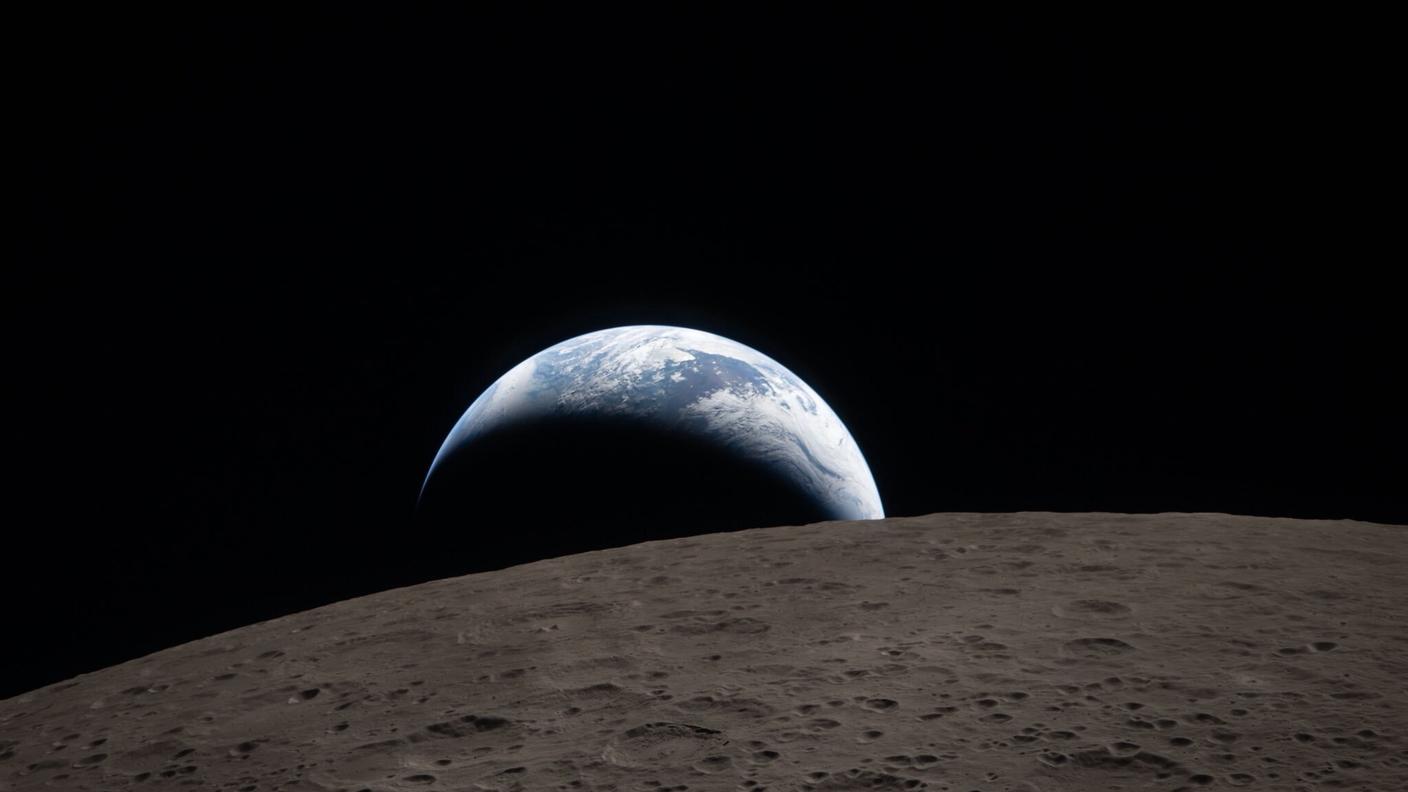 La Terra che tramonta dietro la Luna