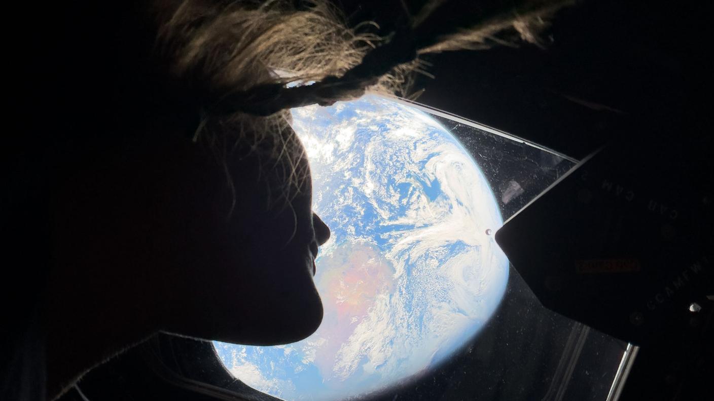 Christina Koch guarda verso la Terra