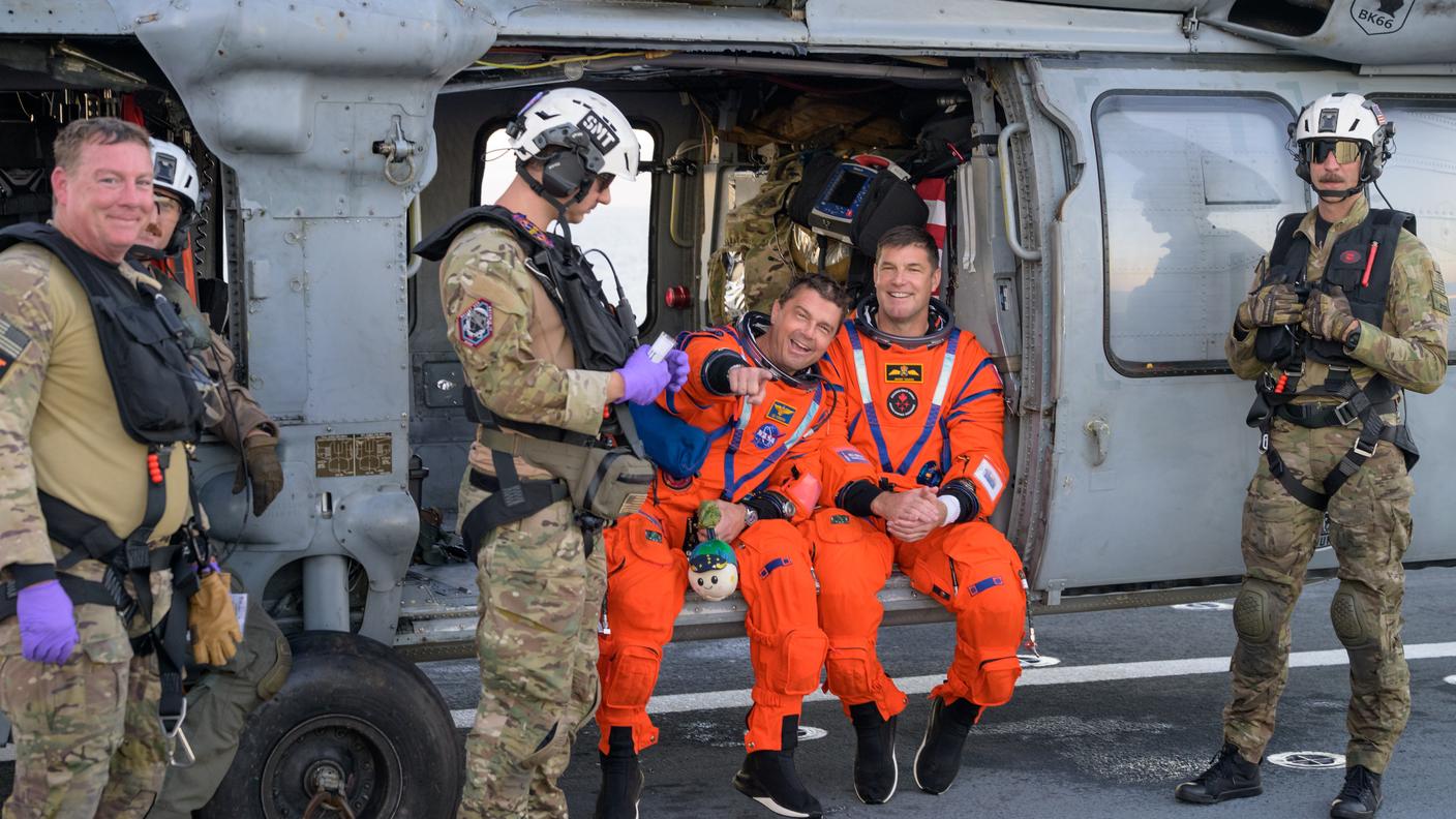 Gli astronauti Reid Wiseman (a sinistra) e Jeremy Hansen