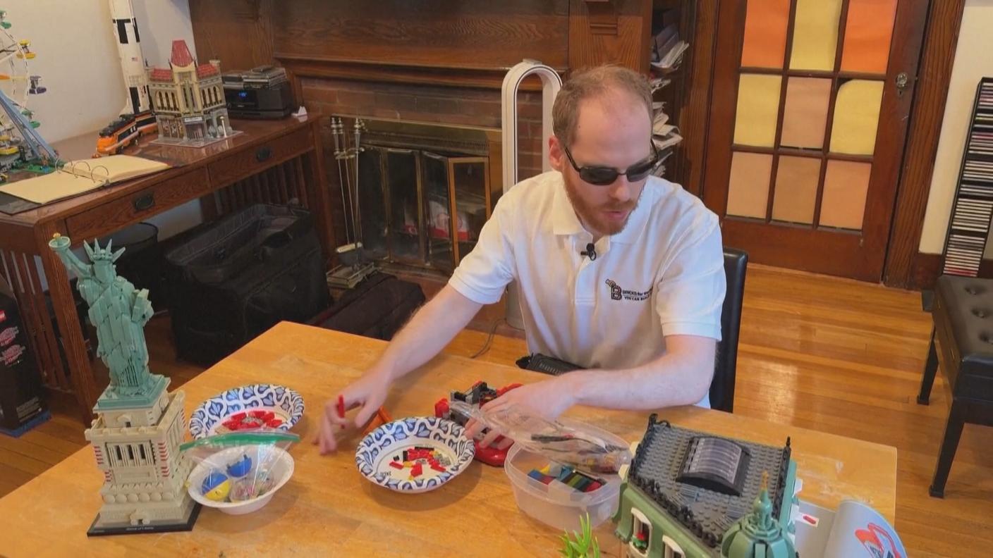 Matthew Shiffrin alle prese con i mattoncini Lego
