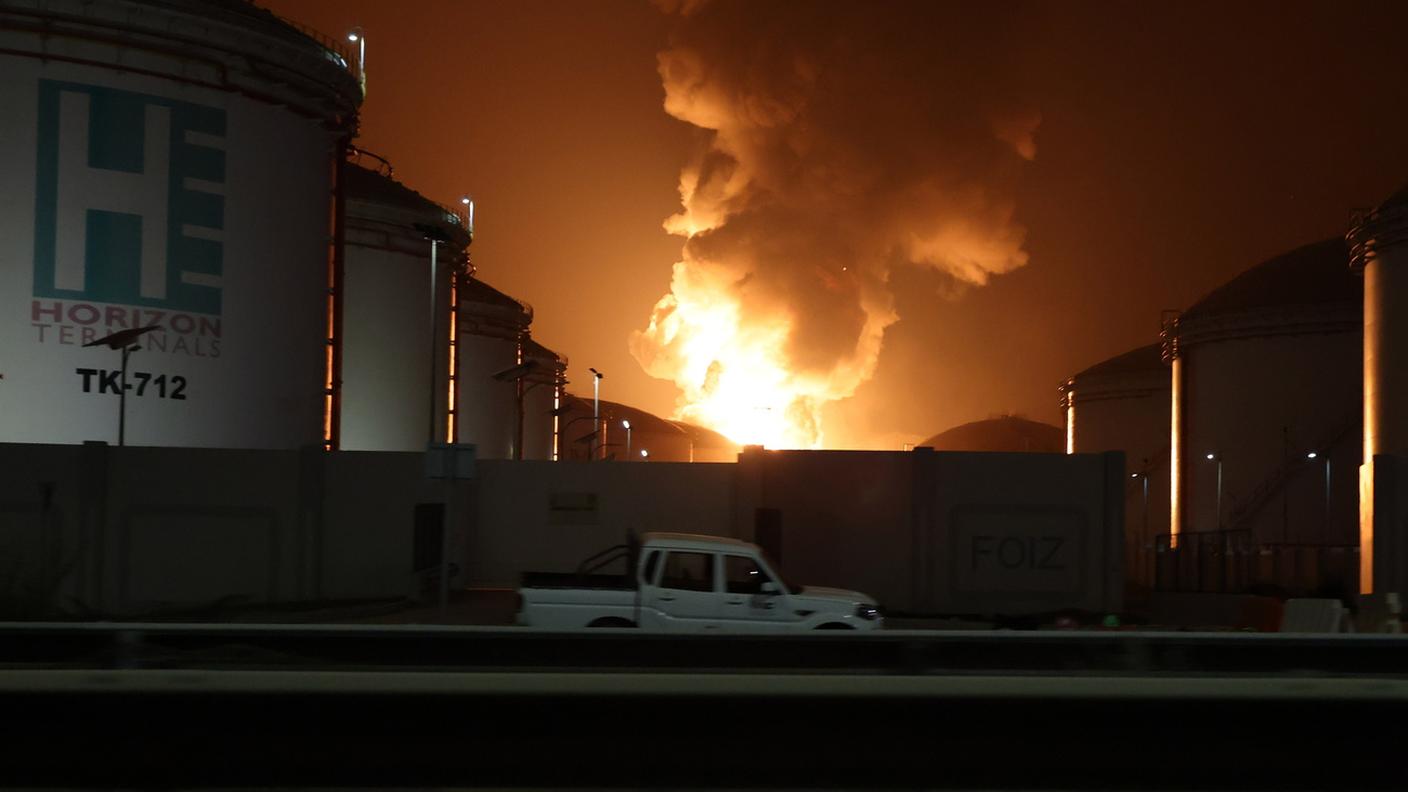 Una colonna di fuoco e fumo nell'area della raffineria di Fujeirah, negli Emirati arabi uniti, dopo l'attacco di un drone iraniano