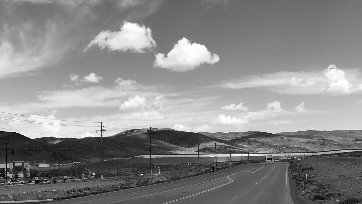 La Gigafactory della Tesla alla periferia di Reno, in Nevada. Produce batterie per le auto elettriche 
