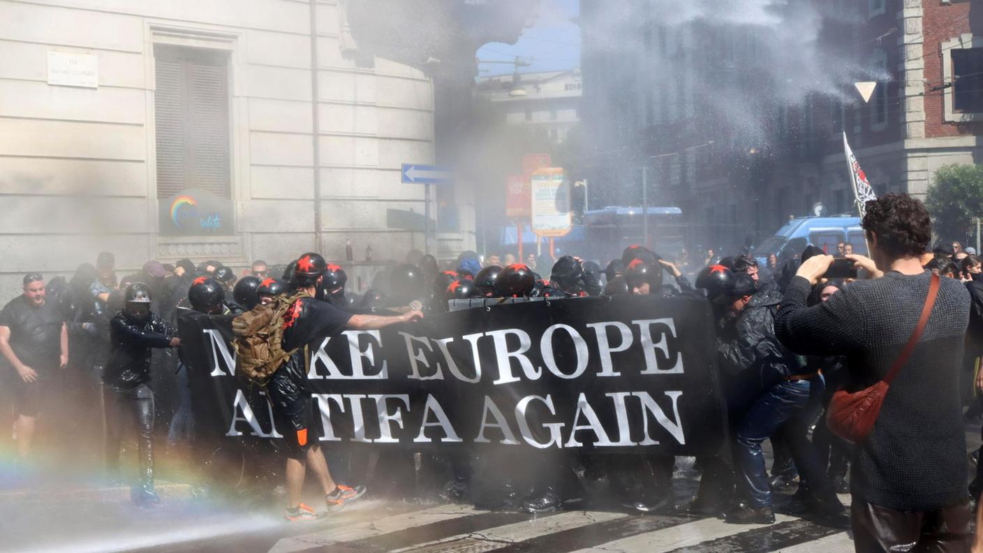Foto d'archivio: La polizia usa cannoni ad acqua contro i partecipanti alla marcia contro il "Vertice sulla Remigrazione" dopo gli scontri a Milano, 17 maggio 2025
