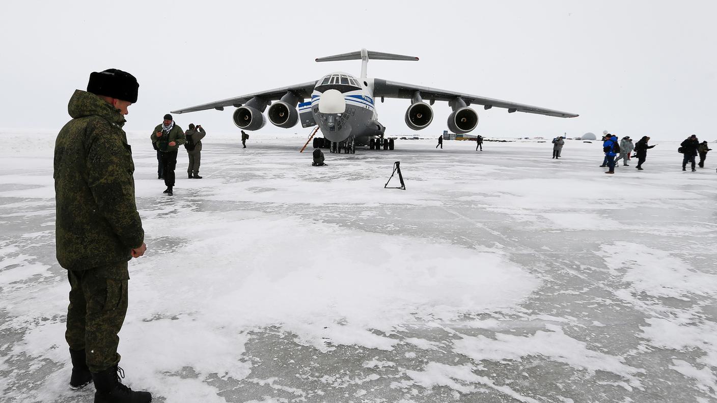 Un aereo posatosi alla base russa più a nord