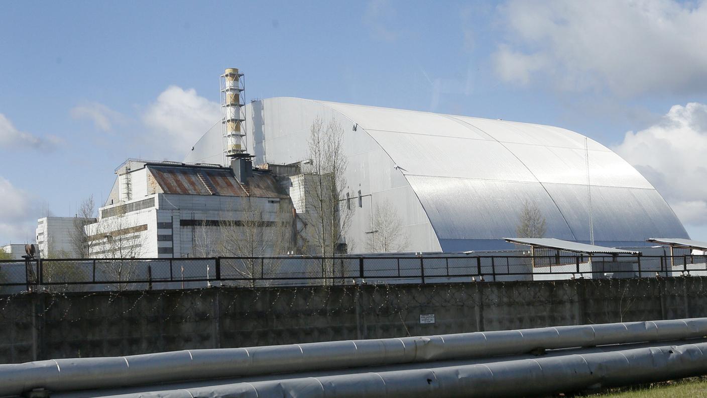Lo scudo protettivo che copre il reattore numero 4 della centrale nucleare di Chernobyl