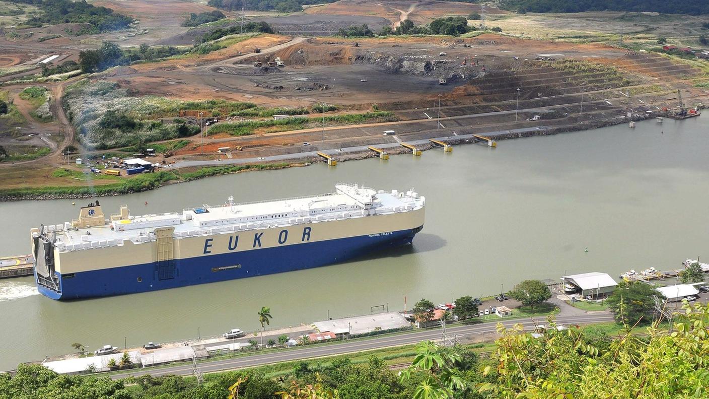 Una nave cargo attraversa il canale di Panama