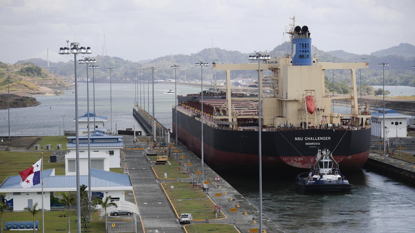 Una nave di Monrovia nel Canale di Panama