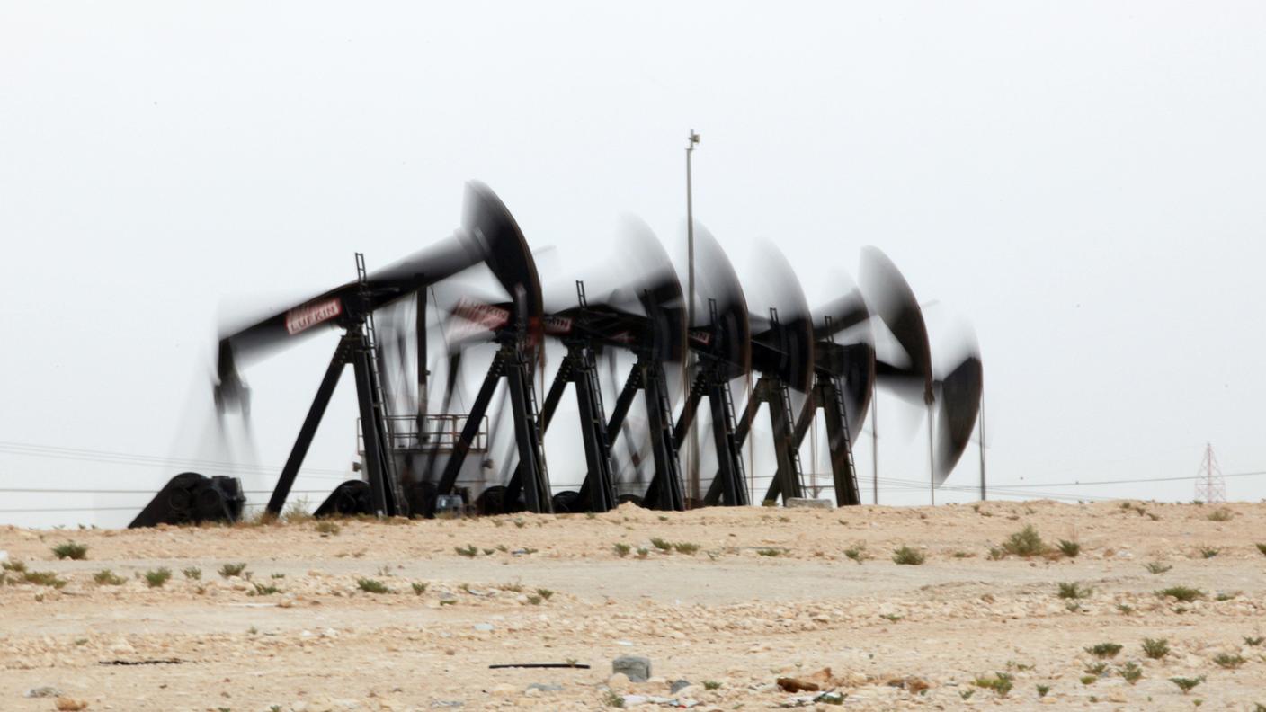La chiusura dello stretto di Hormuz impedisce comunque a buona parte del greggio di raggiungere i mercati